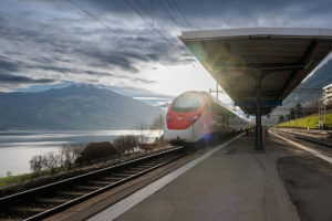 Treno Giruno in transito alla stazione di Immensee