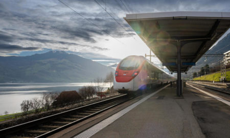 Treno Giruno in transito alla stazione di Immensee