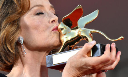 Venezia 81 - Sigourney Weaver riceve il Leone d'oro alla carriera