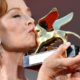 Venezia 81 - Sigourney Weaver riceve il Leone d'oro alla carriera