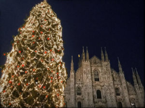 Duomo di Milano con albero di Natale in primo piano