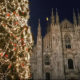 Duomo di Milano con albero di Natale in primo piano