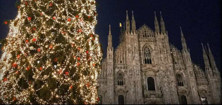 Duomo di Milano con albero di Natale in primo piano