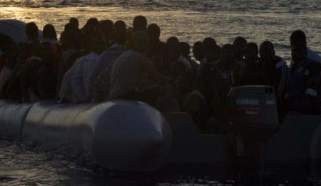 Gommone con migranti al largo della Sicilia