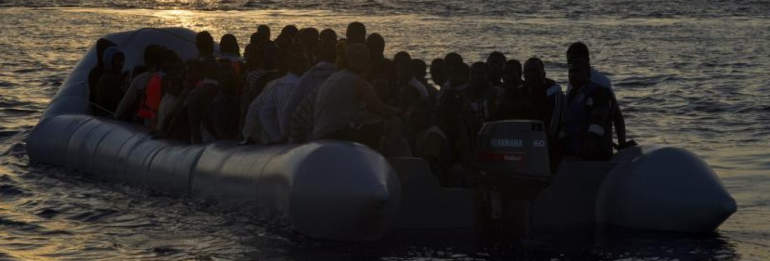 Gommone con migranti al largo della Sicilia