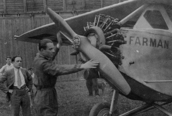 Giovanni Bassanesi mentre si prepara per il volo su Milano nel 1930