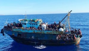 Peschereccio con migranti al largo della Sicilia nel 2023